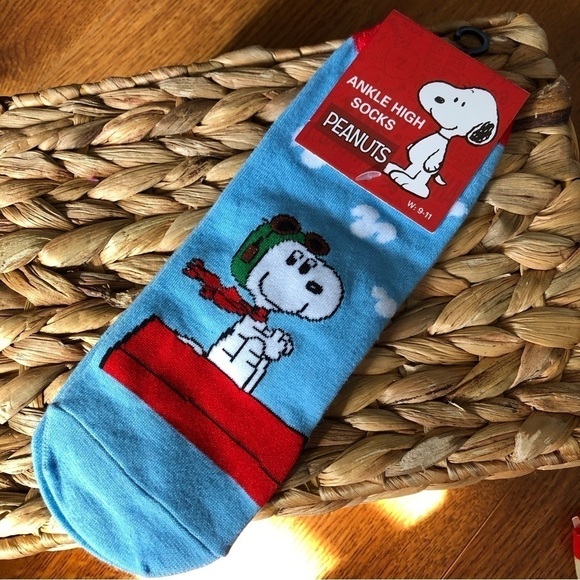 Peanuts Ankle high socks: snoopy flying in size W 9-11 - Picture 1 of 3